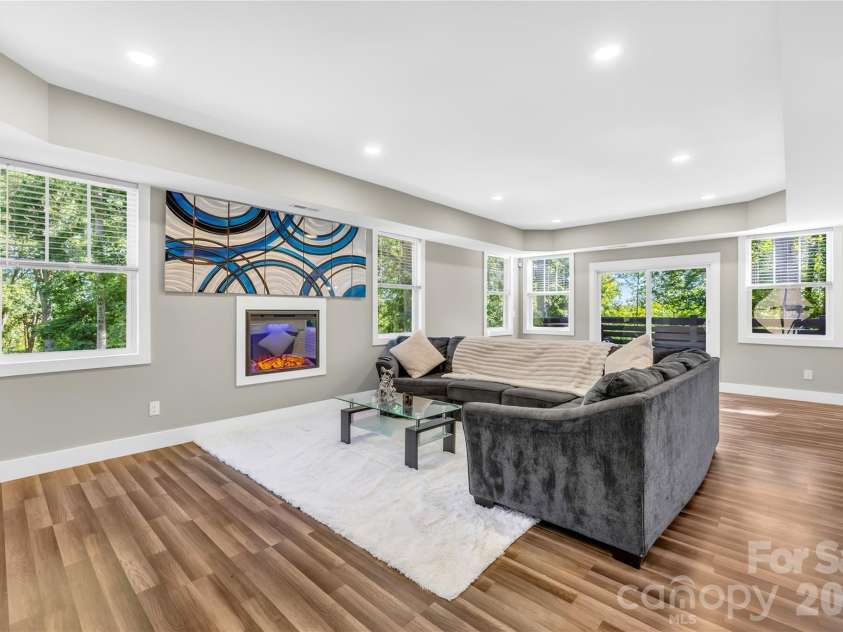 2101 Highland View Lane, Charlotte, NC 28214.  MLS# CAR4385026, YatesRealty ID 24722. 