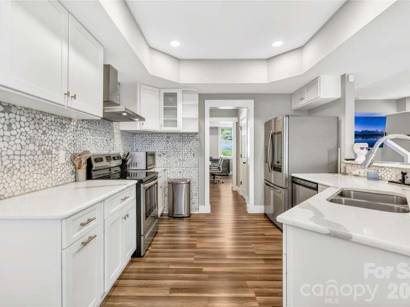 2101 Highland View Lane, Charlotte, NC 28214.  MLS# CAR4385026, YatesRealty ID 24722. 