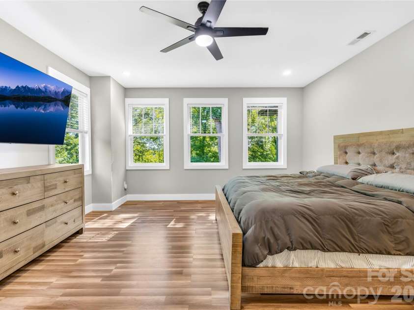 2101 Highland View Lane, Charlotte, NC 28214.  MLS# CAR4385026, YatesRealty ID 24722. 