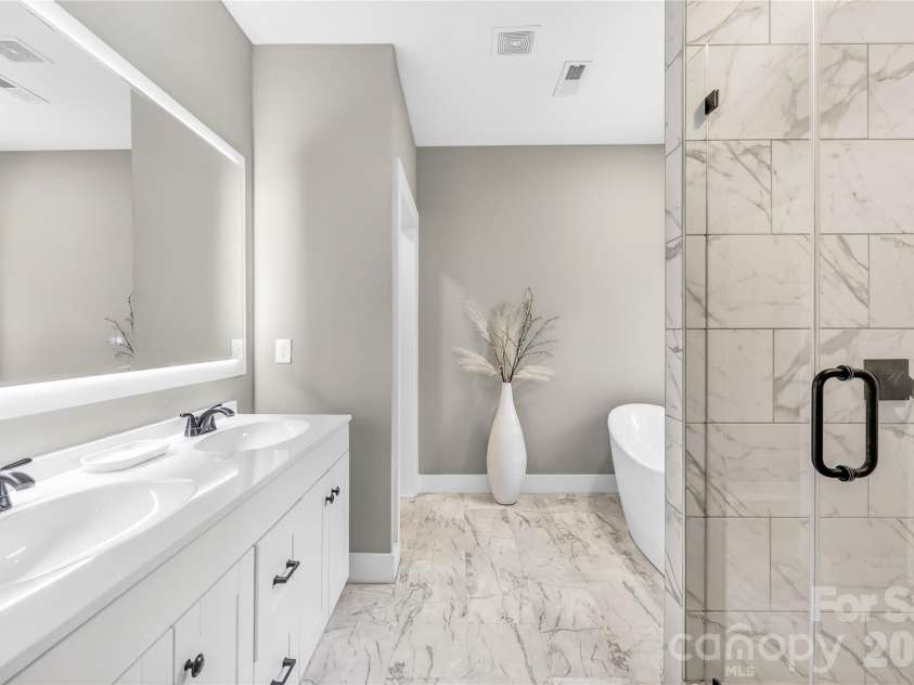 2101 Highland View Lane, Charlotte, NC 28214.  MLS# CAR4385026, YatesRealty ID 24722. 