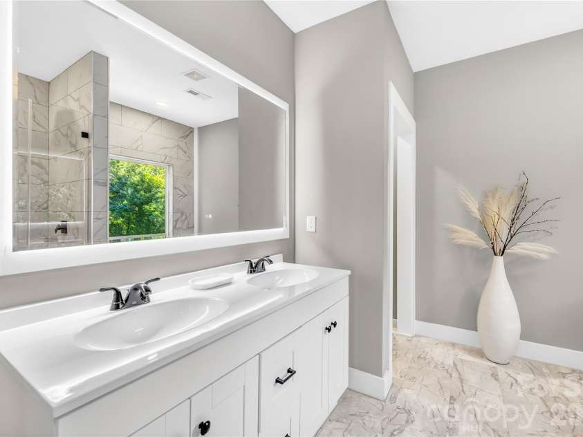 2101 Highland View Lane, Charlotte, NC 28214.  MLS# CAR4385026, YatesRealty ID 24722. 