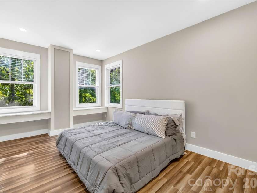 2101 Highland View Lane, Charlotte, NC 28214.  MLS# CAR4385026, YatesRealty ID 24722. 
