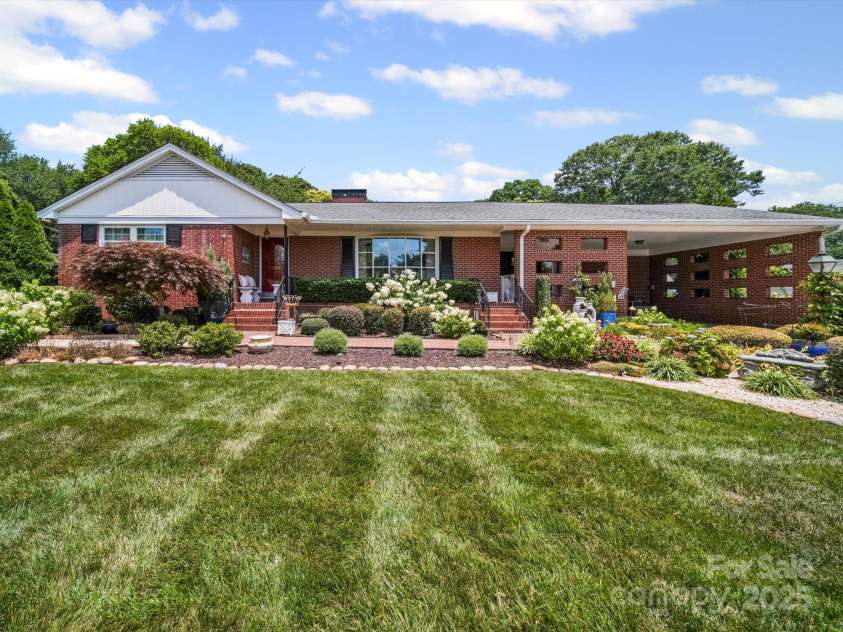 3008 Imperial Drive, Gastonia, NC 28054.  MLS# CAR4278467, YatesRealty ID 24722. 