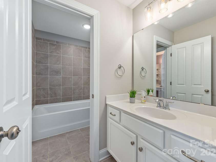 208 South Shore Drive, Belmont, NC 28012.  MLS# CAR4264831, YatesRealty ID 24723. Jack/Jill full bath