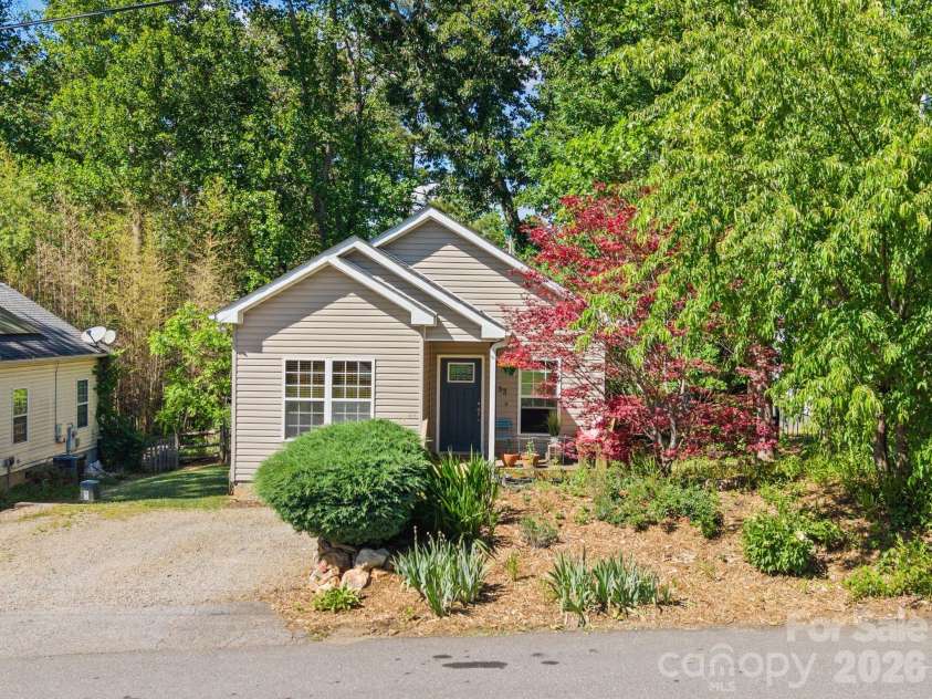 33 Wilmington Street, Asheville, NC 28806.  MLS# CAR4379800, YatesRealty ID 24724. 