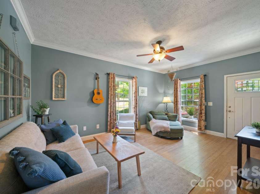 33 Wilmington Street, Asheville, NC 28806.  MLS# CAR4379800, YatesRealty ID 24724. 