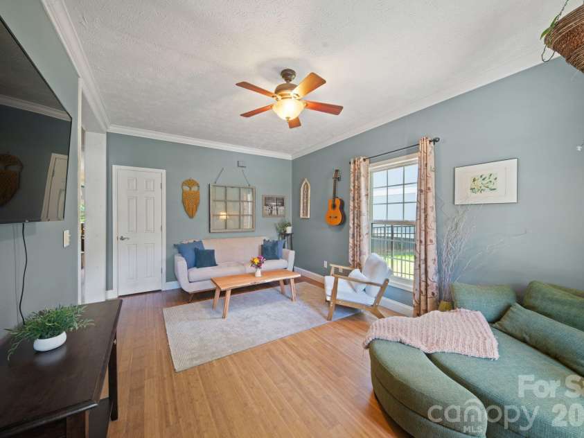 33 Wilmington Street, Asheville, NC 28806.  MLS# CAR4379800, YatesRealty ID 24724. 