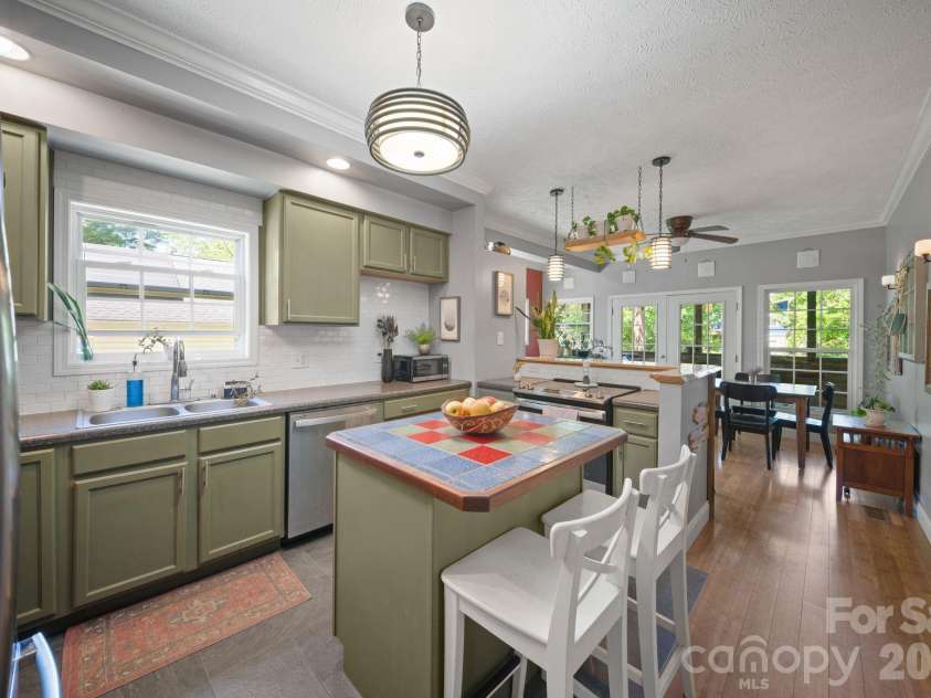 33 Wilmington Street, Asheville, NC 28806.  MLS# CAR4379800, YatesRealty ID 24724. 
