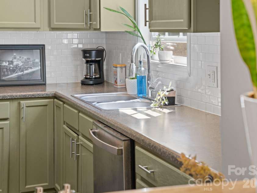 33 Wilmington Street, Asheville, NC 28806.  MLS# CAR4379800, YatesRealty ID 24724. 