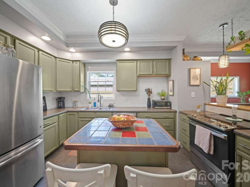 33 Wilmington Street, Asheville, NC 28806.  MLS# CAR4379800, YatesRealty ID 24724. 