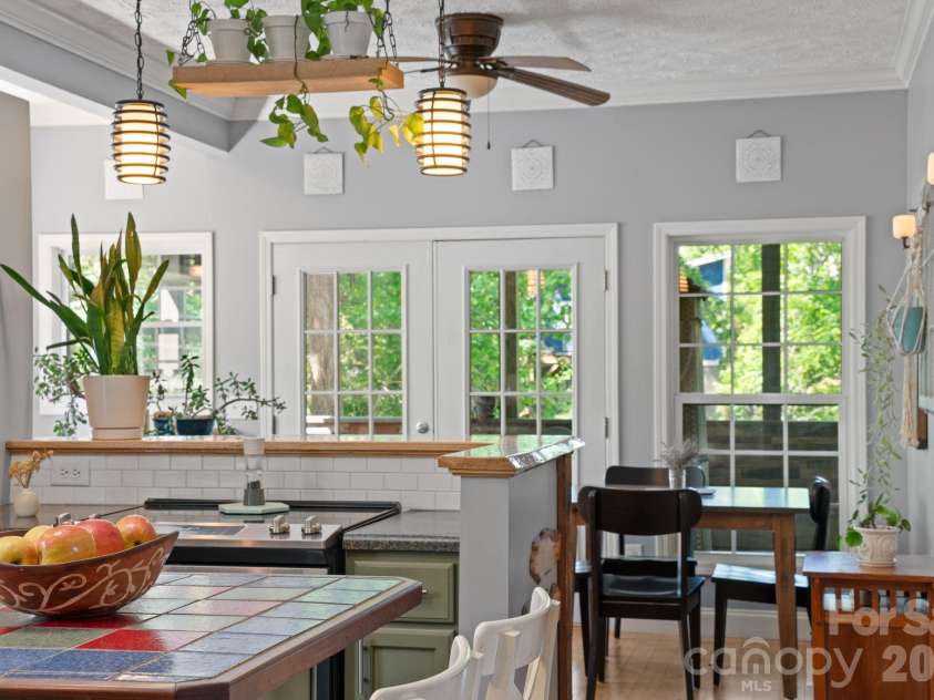 33 Wilmington Street, Asheville, NC 28806.  MLS# CAR4379800, YatesRealty ID 24724. 