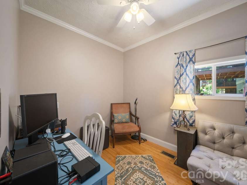 33 Wilmington Street, Asheville, NC 28806.  MLS# CAR4379800, YatesRealty ID 24724. 