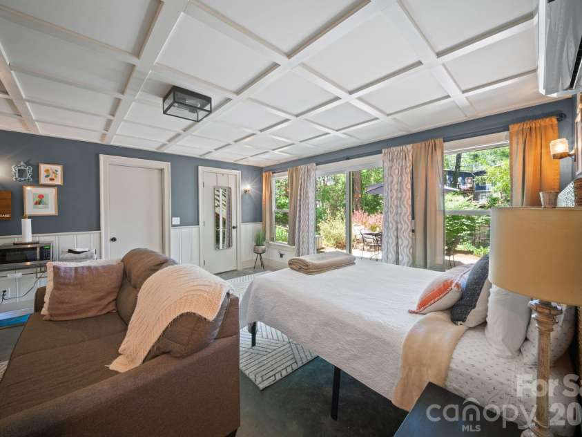 33 Wilmington Street, Asheville, NC 28806.  MLS# CAR4379800, YatesRealty ID 24724. 