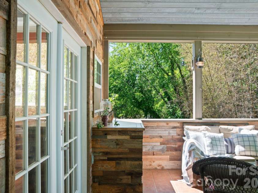 33 Wilmington Street, Asheville, NC 28806.  MLS# CAR4379800, YatesRealty ID 24724. 