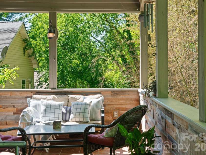 33 Wilmington Street, Asheville, NC 28806.  MLS# CAR4379800, YatesRealty ID 24724. 