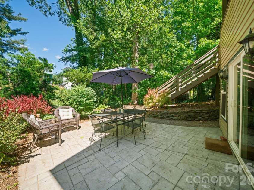 33 Wilmington Street, Asheville, NC 28806.  MLS# CAR4379800, YatesRealty ID 24724. 