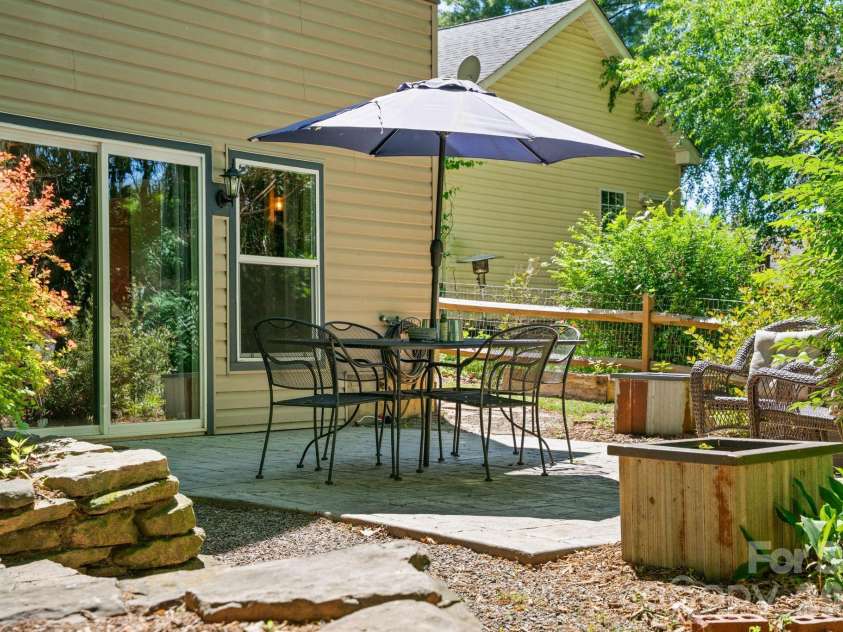 33 Wilmington Street, Asheville, NC 28806.  MLS# CAR4379800, YatesRealty ID 24724. 
