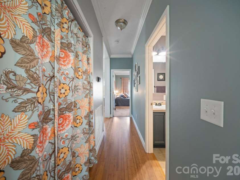 33 Wilmington Street, Asheville, NC 28806.  MLS# CAR4379800, YatesRealty ID 24724. 