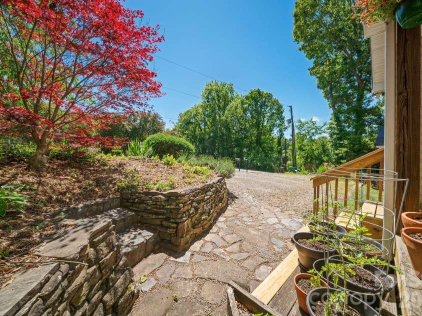 33 Wilmington Street, Asheville, NC 28806.  MLS# CAR4379800, YatesRealty ID 24724. 