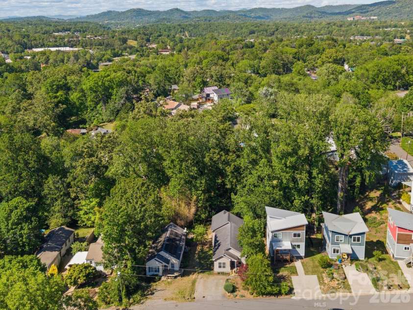 33 Wilmington Street, Asheville, NC 28806.  MLS# CAR4379800, YatesRealty ID 24724. 
