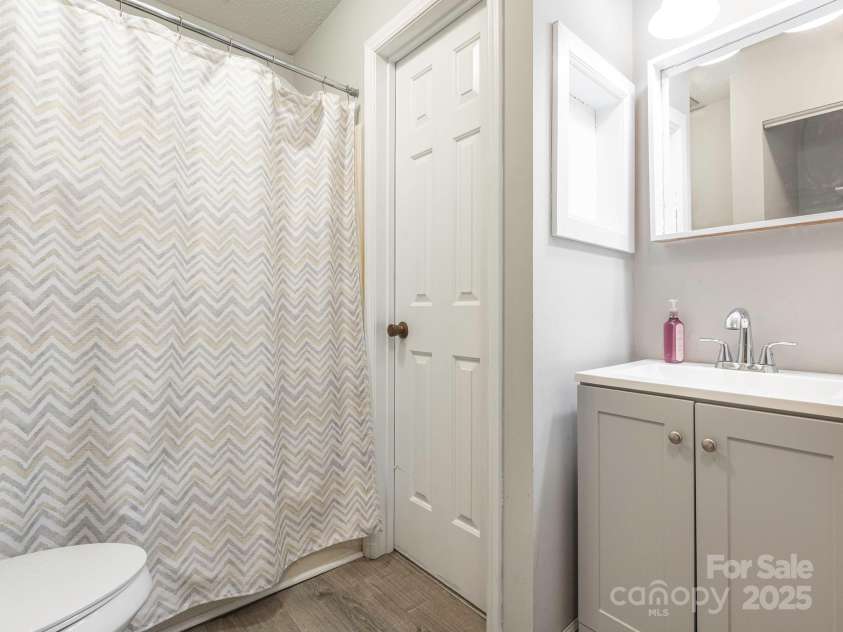 8208 Cedar Glen Drive, Charlotte, NC 28212.  MLS# CAR4265239, YatesRealty ID 24725. Bathroom 2