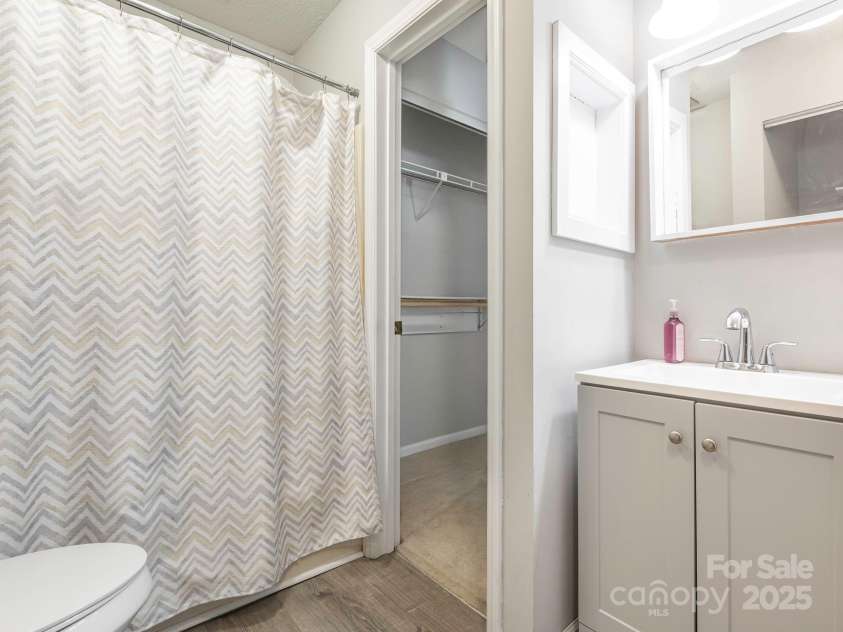 8208 Cedar Glen Drive, Charlotte, NC 28212.  MLS# CAR4265239, YatesRealty ID 24725. Bathroom 2