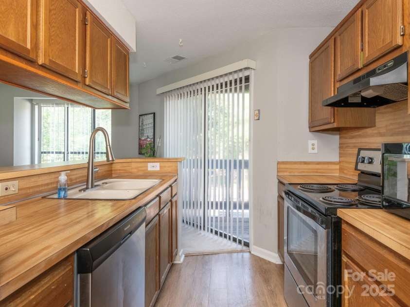 8208 Cedar Glen Drive, Charlotte, NC 28212.  MLS# CAR4265239, YatesRealty ID 24725. Kitchen