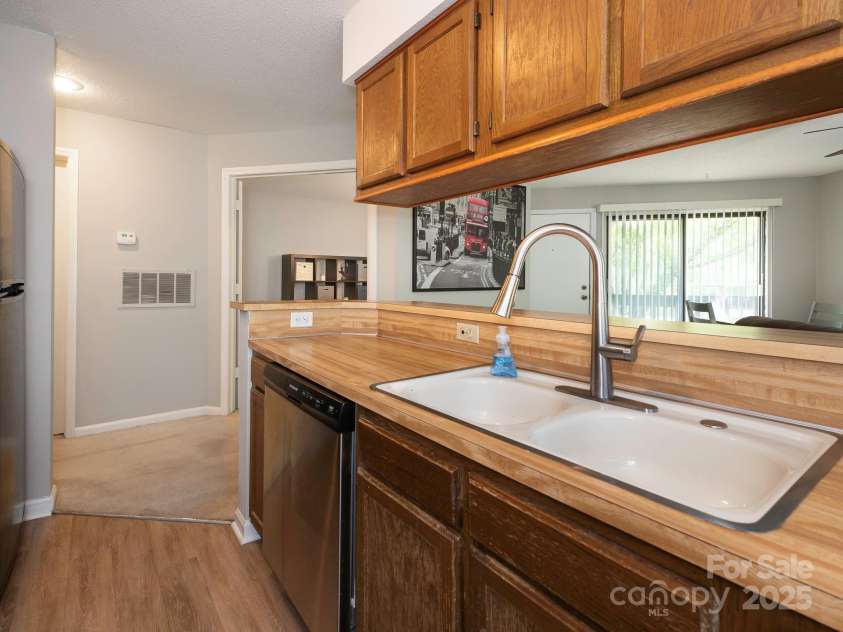 8208 Cedar Glen Drive, Charlotte, NC 28212.  MLS# CAR4265239, YatesRealty ID 24725. Kitchen