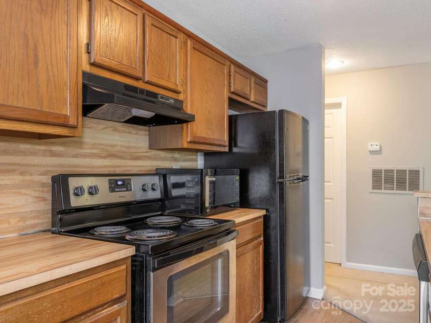 8208 Cedar Glen Drive, Charlotte, NC 28212.  MLS# CAR4265239, YatesRealty ID 24725. Kitchen