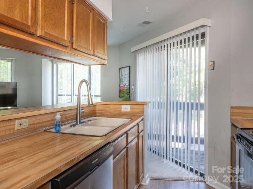 8208 Cedar Glen Drive, Charlotte, NC 28212.  MLS# CAR4265239, YatesRealty ID 24725. Kitchen