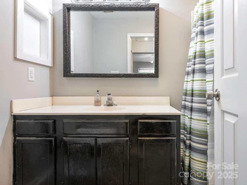 8208 Cedar Glen Drive, Charlotte, NC 28212.  MLS# CAR4265239, YatesRealty ID 24725. Primary Bathroom