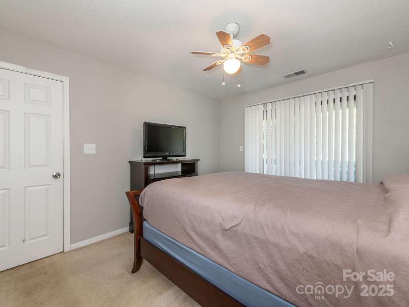 8208 Cedar Glen Drive, Charlotte, NC 28212.  MLS# CAR4265239, YatesRealty ID 24725. Primary Bedroom