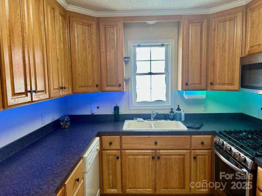 1700 Pickwick Avenue, Kannapolis, NC 28083.  MLS# CAR4269320, YatesRealty ID 24726. 