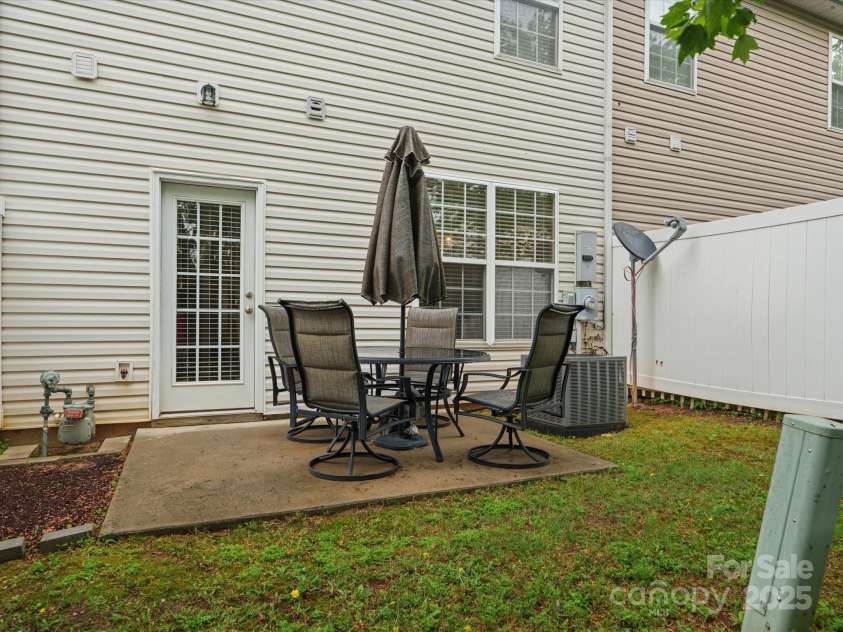 2137 Midnight Blue Lane, Fort Mill, SC 29708.  MLS# CAR4251116, YatesRealty ID 24727. Come enjoy this private patio! Fencing is allowed in this community