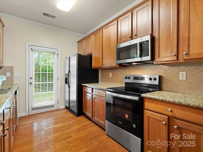 2137 Midnight Blue Lane, Fort Mill, SC 29708.  MLS# CAR4251116, YatesRealty ID 24727. Granite countertops and stainless steel appliances