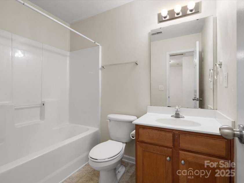 2137 Midnight Blue Lane, Fort Mill, SC 29708.  MLS# CAR4251116, YatesRealty ID 24727. Upstairs hall bath