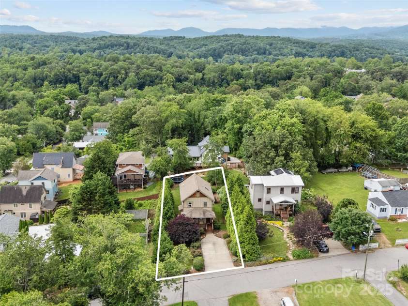 14 Alabama Avenue, Asheville, NC 28806.  MLS# CAR4269856, YatesRealty ID 24729. 