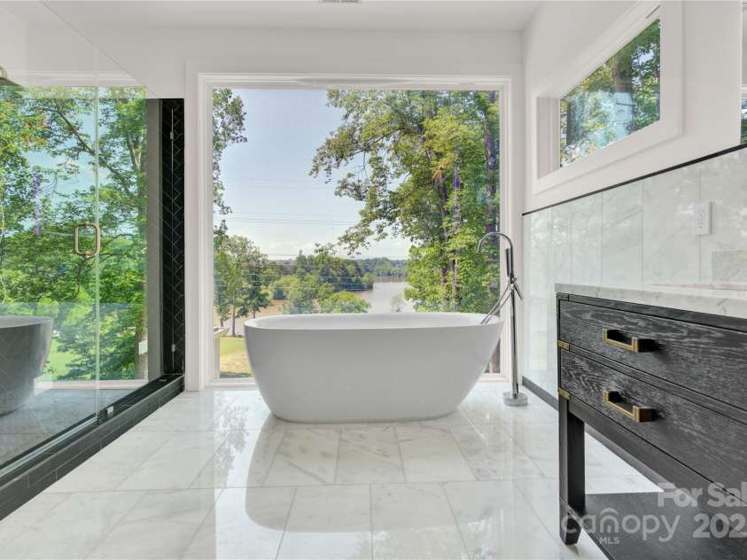 124 Clipper Lane, Mooresville, NC 28117.  MLS# CAR4253640, YatesRealty ID 24732. Luxurious primary bath with lake views