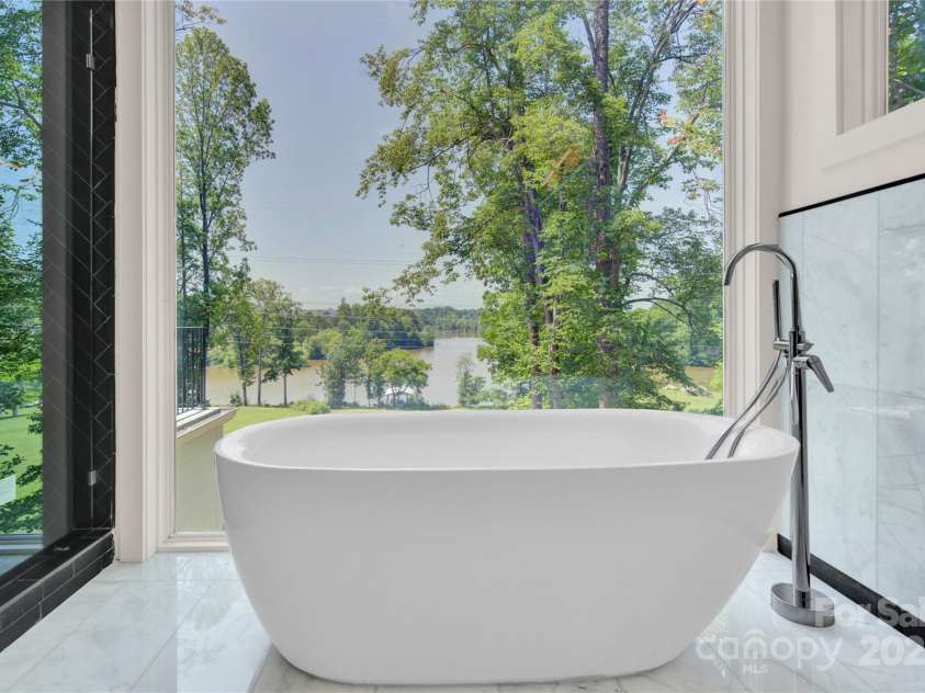 124 Clipper Lane, Mooresville, NC 28117.  MLS# CAR4253640, YatesRealty ID 24732. Soaking tub overlooking the lake