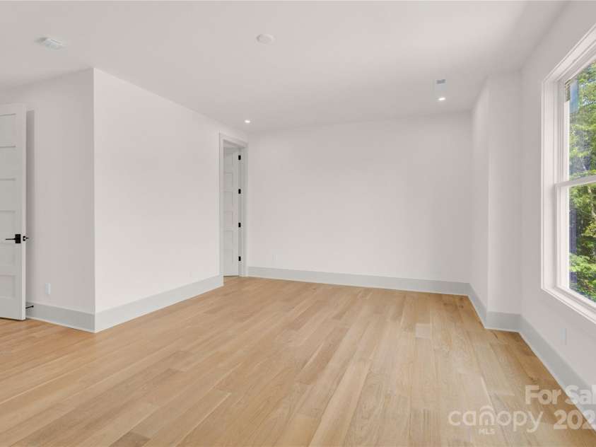 124 Clipper Lane, Mooresville, NC 28117.  MLS# CAR4253640, YatesRealty ID 24732. Upper level bedroom with ensuite bath