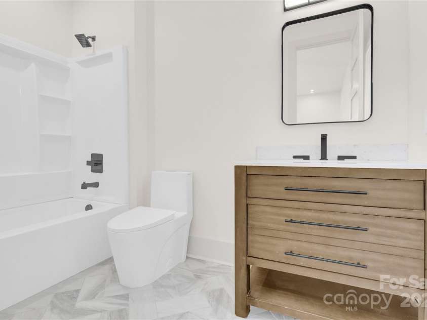 124 Clipper Lane, Mooresville, NC 28117.  MLS# CAR4253640, YatesRealty ID 24732. Upper level ensuite bath
