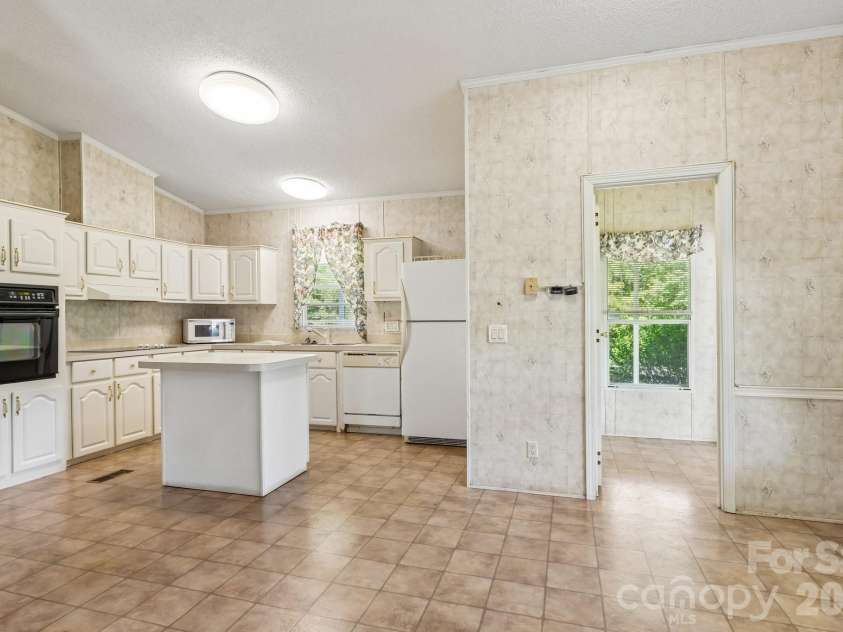 160 Allison Road, Cowpens, SC 29330.  MLS# CAR4331351, YatesRealty ID 24732. Kitchen