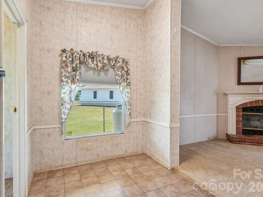 160 Allison Road, Cowpens, SC 29330.  MLS# CAR4331351, YatesRealty ID 24732. Kitchen nook