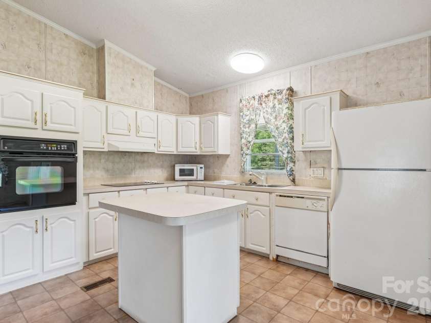 160 Allison Road, Cowpens, SC 29330.  MLS# CAR4331351, YatesRealty ID 24732. Kitchen w/Island