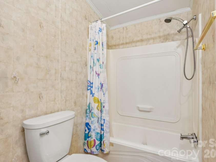 160 Allison Road, Cowpens, SC 29330.  MLS# CAR4331351, YatesRealty ID 24732. Main Bathroom