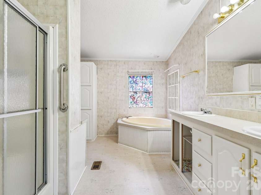 160 Allison Road, Cowpens, SC 29330.  MLS# CAR4331351, YatesRealty ID 24732. Primary Bathroom