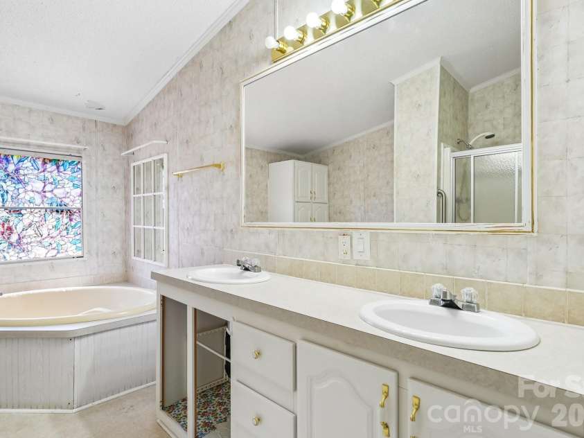 160 Allison Road, Cowpens, SC 29330.  MLS# CAR4331351, YatesRealty ID 24732. Primary Bathroom