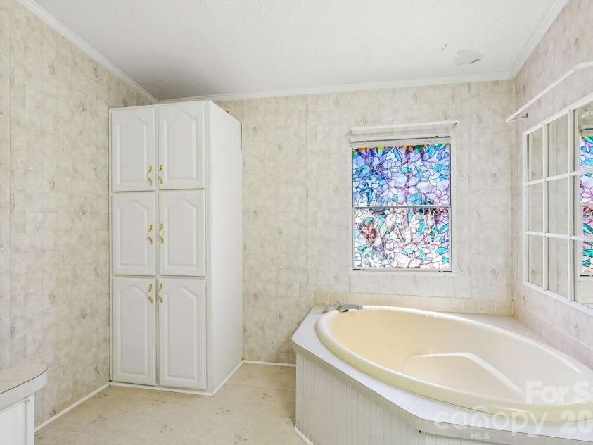 160 Allison Road, Cowpens, SC 29330.  MLS# CAR4331351, YatesRealty ID 24732. Primary Bathroom
