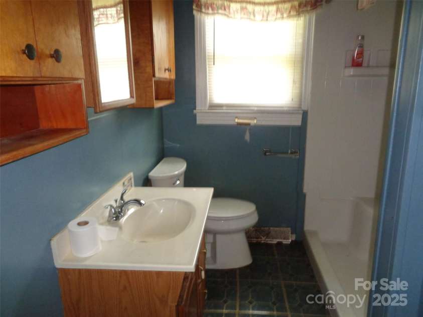 634 Race Path Church Road, Ellenboro, NC 28040.  MLS# CAR4279469, YatesRealty ID 24733. Bath