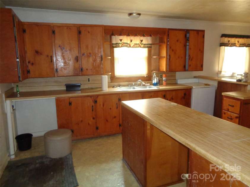 634 Race Path Church Road, Ellenboro, NC 28040.  MLS# CAR4279469, YatesRealty ID 24733. Kitchen